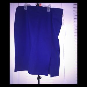 Skirt with slit on the front